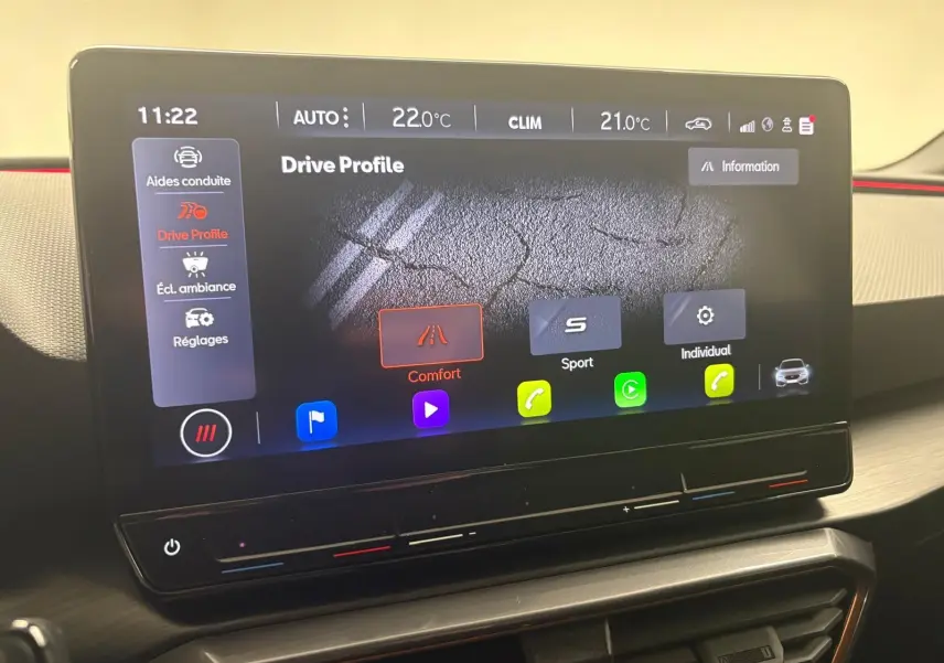 Écran tactile intérieur du CUPRA Leon 2024 affichant les modes de conduite, avec finition en noir et détails rouges.