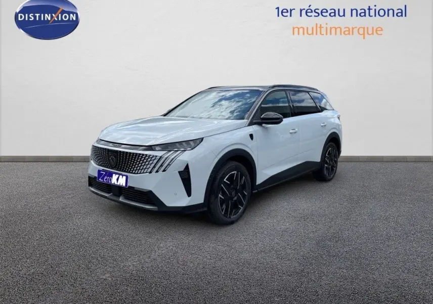 Peugeot 5008 Hybrid 145 GT blanc Okenite avec toit noir, vue 3/4 avant droit sur fond neutre.