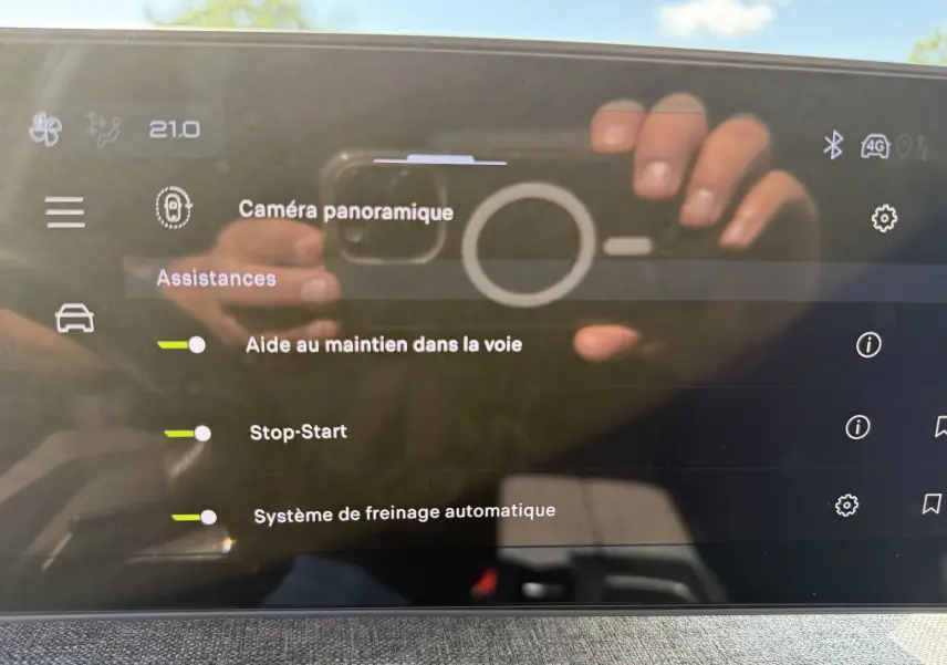 Écran tactile intérieur du Peugeot 5008 Hybrid 145 GT montrant les assistances à la conduite activées.