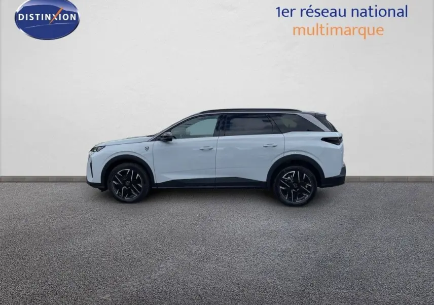 Peugeot 5008 Hybrid blanc Okenite avec toit noir, vue profil côté gauche, jantes noires distinctives.