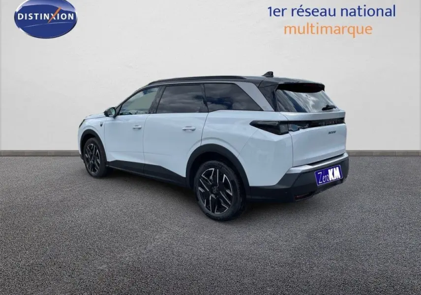 Peugeot 5008 Hybrid blanc Okenite toit noir, vue 3/4 arrière droit, jantes noires et vitres teintées.