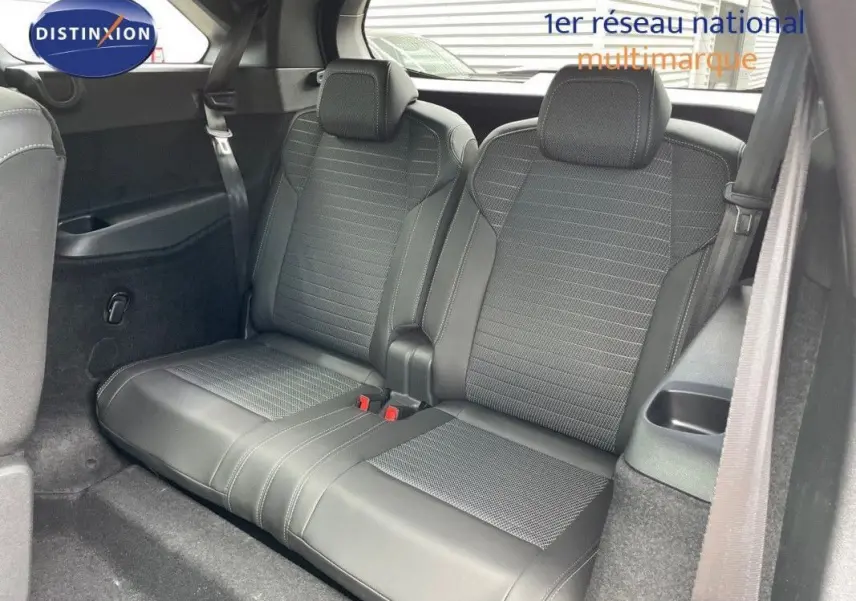 Vue intérieure sur la banquette arrière en cuir noir du Peugeot 5008 Hybrid 145 GT, avec ceinture de sécurité visible.