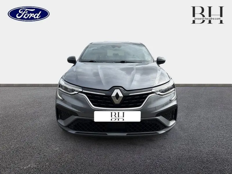 Vue avant d'une Renault Arkana gris métallisé 2023 avec calandre noire et phares LED distinctifs.
