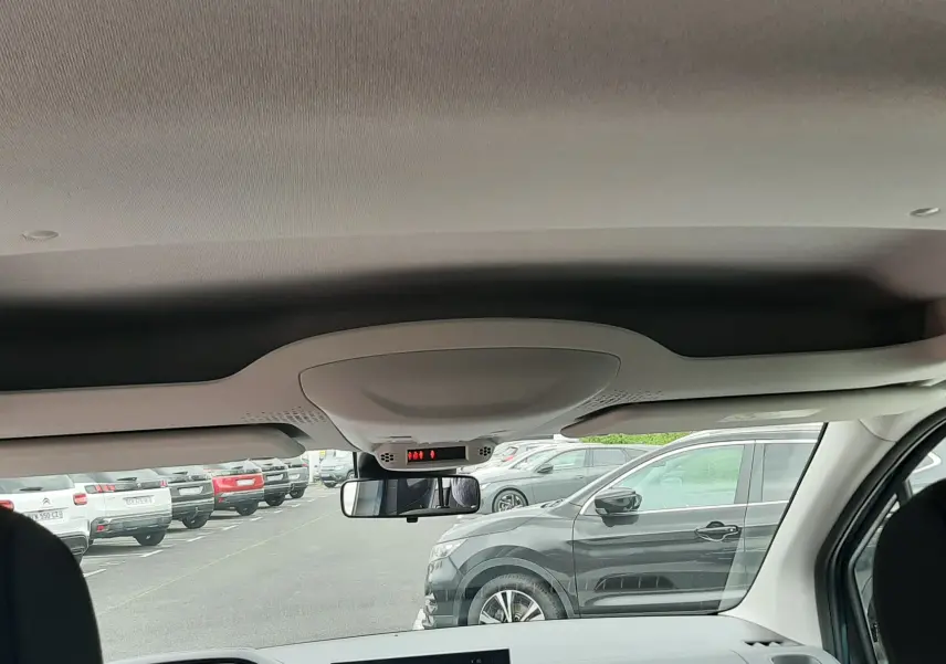 Vue intérieure du tableau de bord du Peugeot Rifter 2026, avec écran central affichant la caméra de recul.