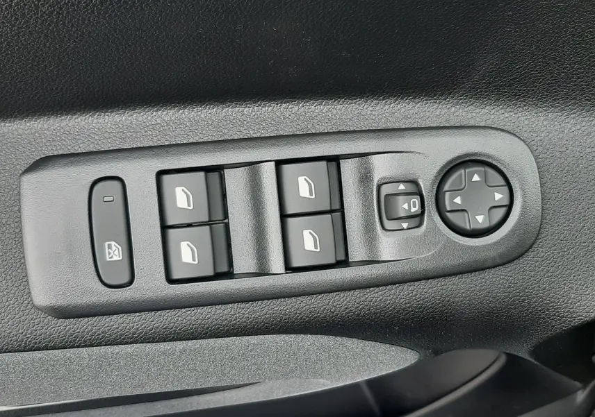 Gros plan sur les commandes des vitres et rétroviseurs côté conducteur du Peugeot Rifter bleu Kiama 2026.