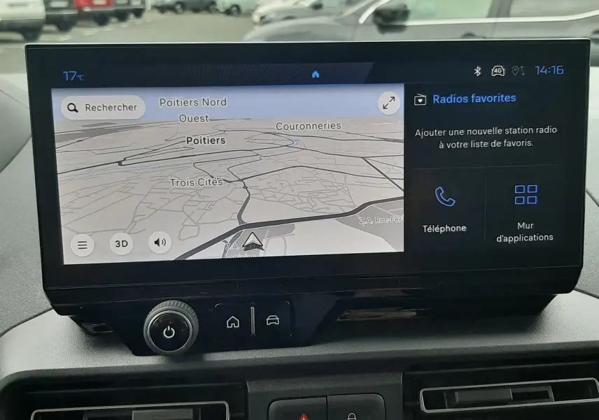 Vue intérieure du tableau de bord du Peugeot Rifter 2026 avec écran tactile affichant la navigation et commandes climatisation.