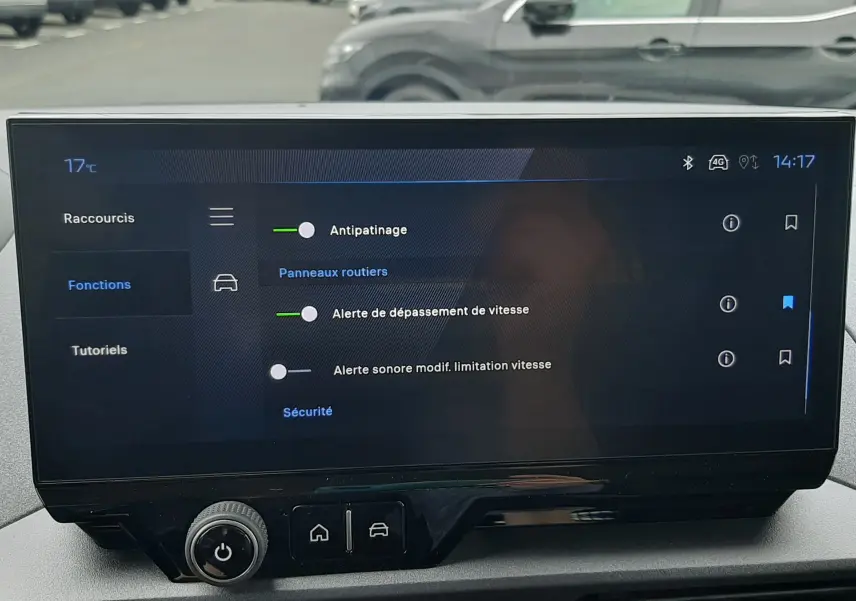 Écran tactile central du Peugeot Rifter 2026 affichant les réglages d'assistance à la conduite, intérieur gris.