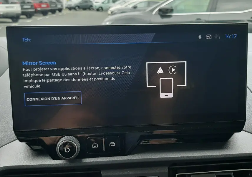 Écran tactile central du Peugeot Rifter 2026 affichant l'interface Mirror Screen, avec commandes et aérateurs noirs.