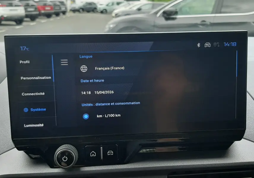 Écran tactile central du Peugeot Rifter 2026 affichant les réglages système, vue intérieure avec tableau de bord noir.