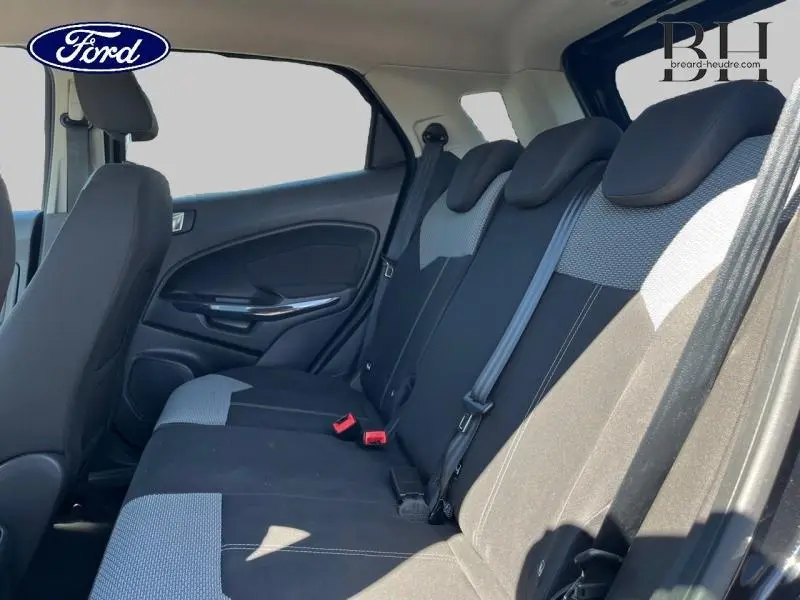 Vue intérieure côté droit des sièges arrière du Ford EcoSport noir Scala, tissu bicolore avec ceintures de sécurité visibles.
