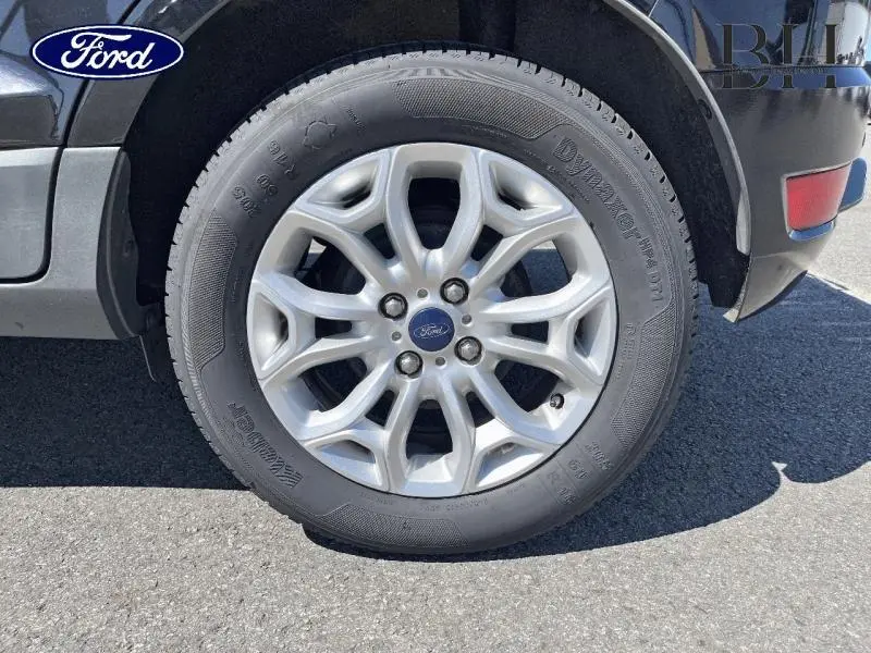 Gros plan sur la roue avant droite avec jante alliage 16 pouces du Ford EcoSport noir Scala de 2016.