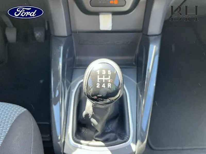 Gros plan sur le levier de vitesses manuel noir du Ford EcoSport 1.5 TDCi 2016, entouré de la console centrale grise.