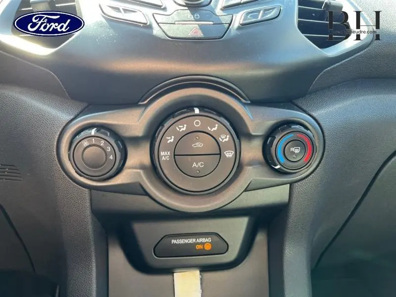 Gros plan sur les commandes de climatisation du tableau de bord du Ford EcoSport noir Scala de 2016.