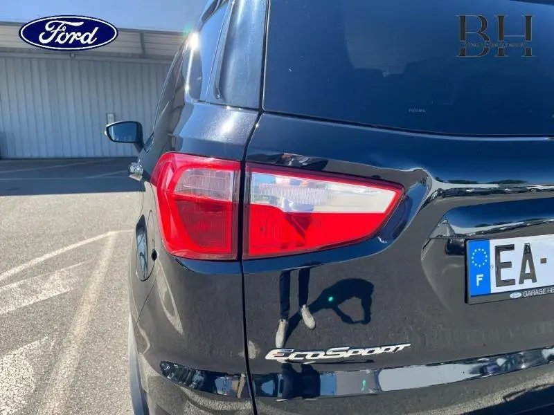 Vue arrière côté gauche du Ford EcoSport noir Scala 2016, mettant en valeur le feu arrière et le logo EcoSport.