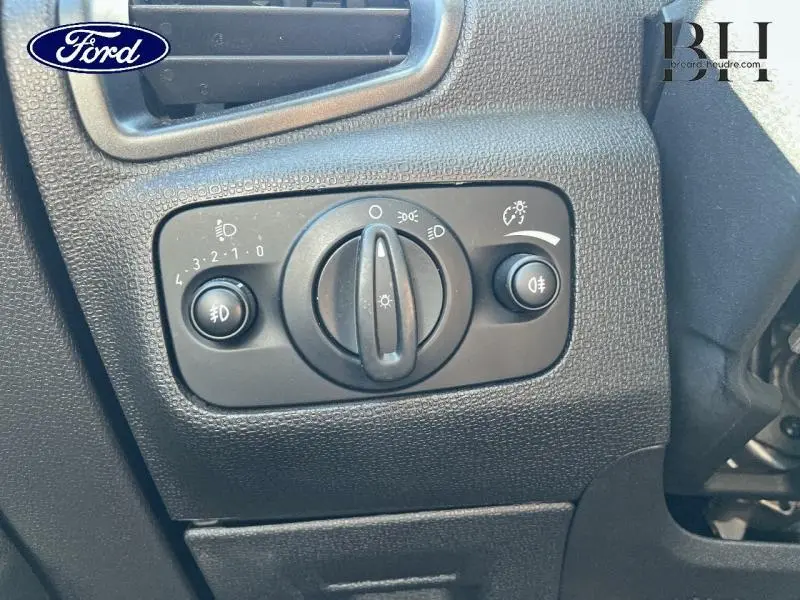Gros plan sur le panneau de commande des phares du Ford Ecosport 2016, avec réglages des feux et antibrouillard.