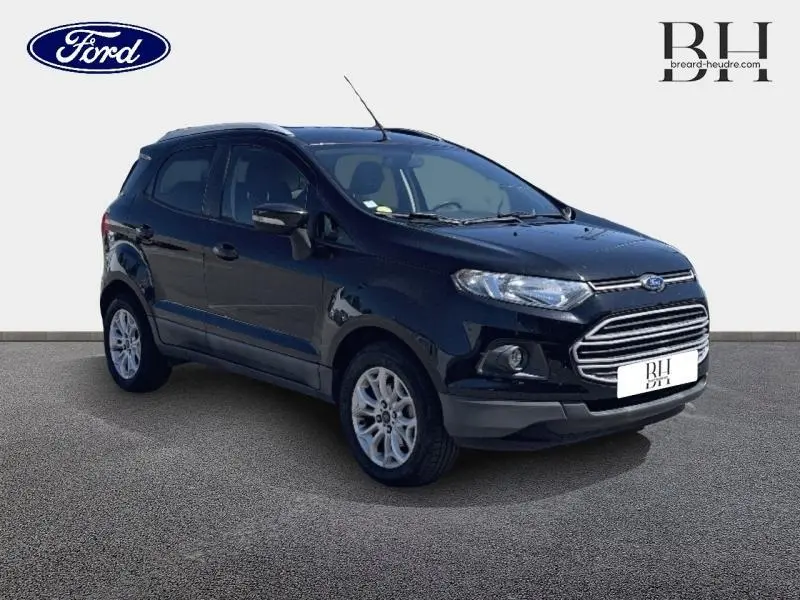 Ford EcoSport noir Scala en 3/4 avant droit, avec barres de toit et jantes alliage 16 pouces visibles.