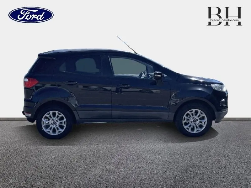 Vue de profil côté gauche du Ford EcoSport noir Scala 2016 avec jantes alliage 16 pouces et vitres arrière surteintées.