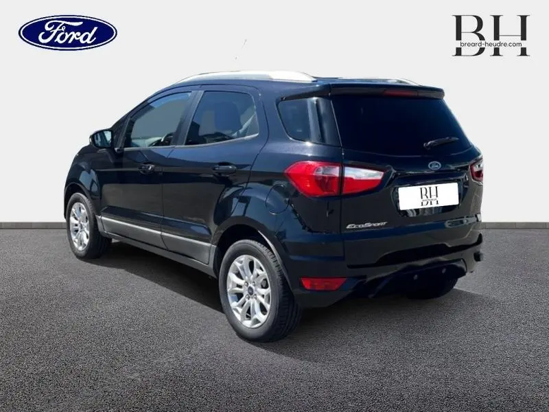 Vue 3/4 arrière droite d'un Ford EcoSport noir Scala 2016 avec barres de toit et jantes alliage 16 pouces.