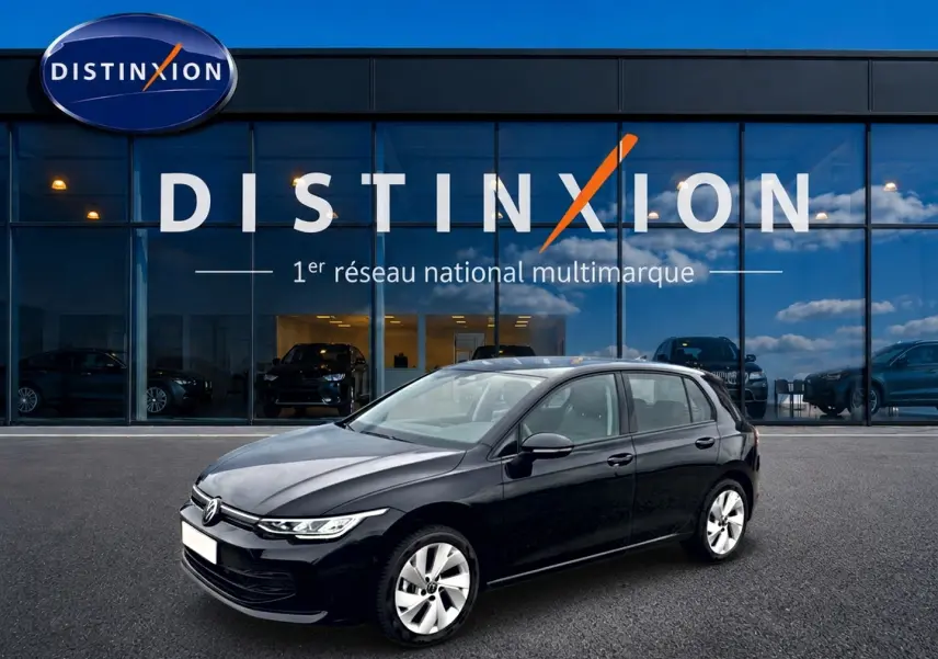 Volkswagen Golf 1.5 ETSI Evo2 noire vue 3/4 avant droit, avec jantes alu 17 pouces devant un showroom Distinxion.