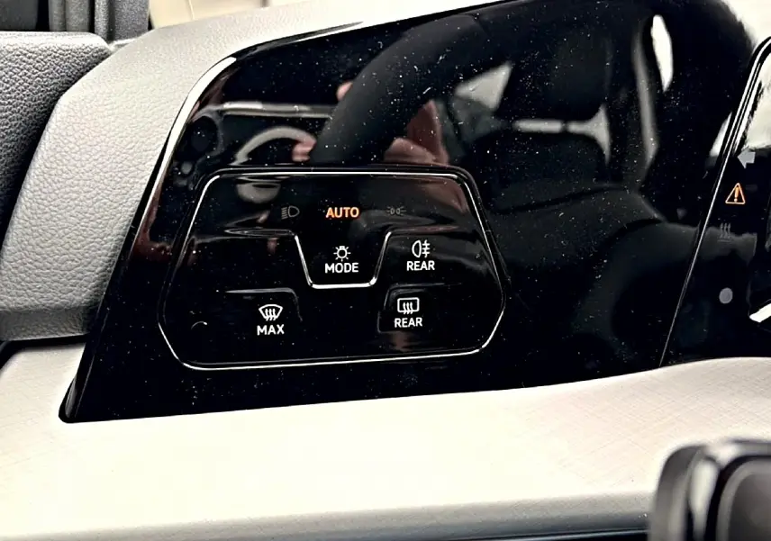 Gros plan sur le panneau de commandes de la Volkswagen Golf 1.5 ETSI Evo2 116 Life 2026, finition noire avec affichage digital.