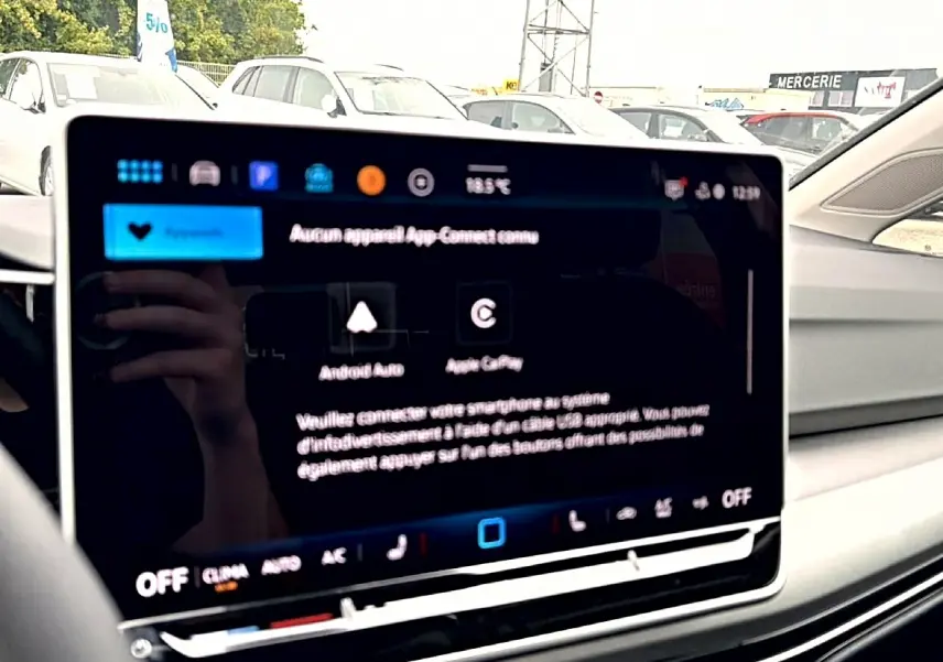 Écran tactile central de la Volkswagen Golf 2026 noir, affichant les options Android Auto et Apple CarPlay en intérieur.
