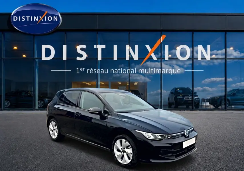 Volkswagen Golf 1.5 ETSI Evo2 noire vue en 3/4 avant droit devant showroom Distinxion.