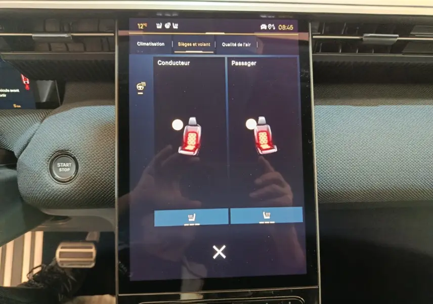 Écran tactile central affichant le réglage des sièges chauffants dans le tableau de bord noir du Citroën C5 Hybride.