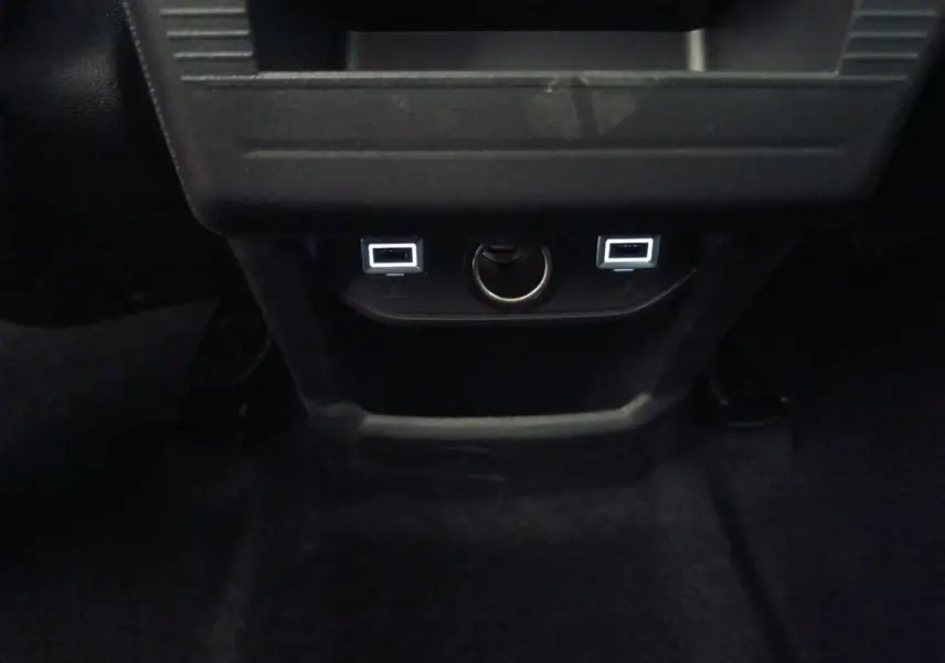 Vue rapprochée des ports USB arrière et prise 12V noirs dans une Citroën C5 Hybride 2026.