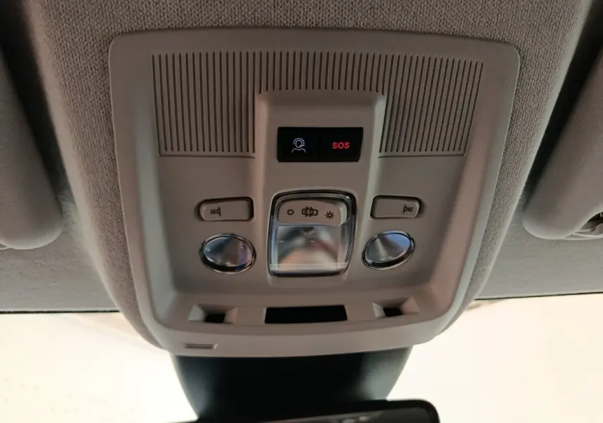 Plafonnier intérieur gris avec boutons d’éclairage et alerte SOS dans une Citroën C5 Hybride noire, vue de dessous.