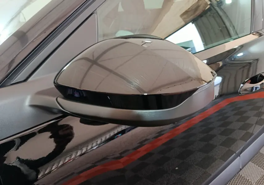 Rétroviseur côté gauche noir brillant de la Citroën C5 Hybride 145ch auto MAX 2026 avec carrosserie noire.