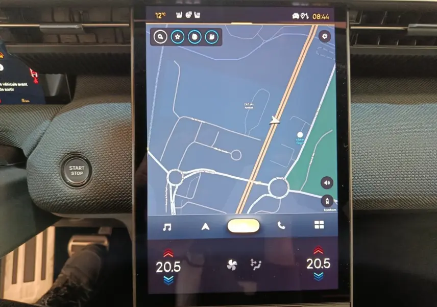 Vue rapprochée de l’écran tactile central affichant la navigation dans le tableau de bord noir du Citroën C5 Hybride 2026.