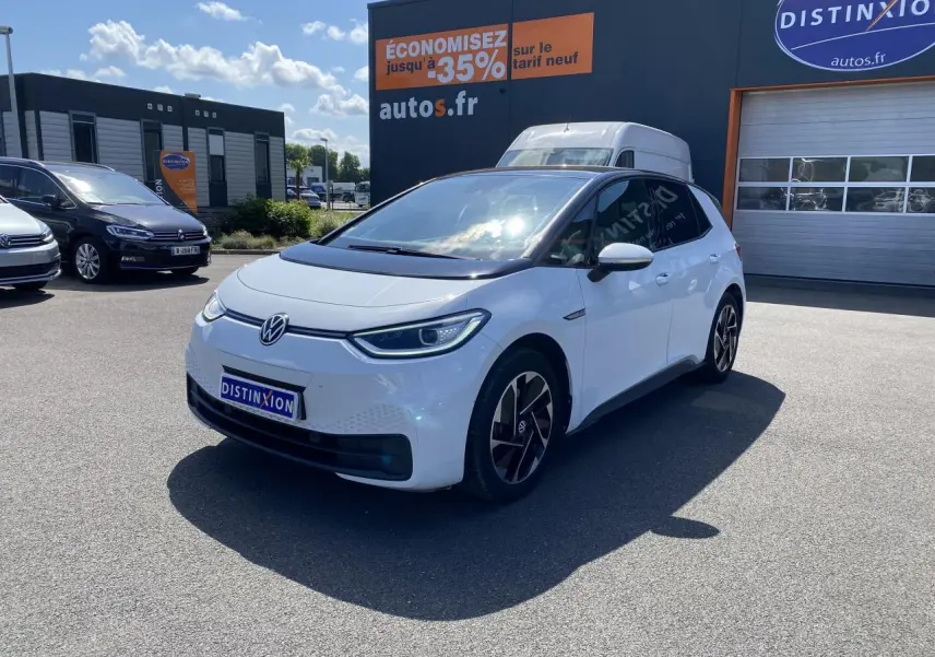 Volkswagen ID.3 blanc glacier métallisé vu en 3/4 avant droit avec jantes alliage et toit panoramique.