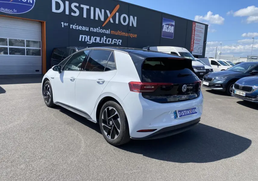 Vue 3/4 arrière droite d'une Volkswagen ID.3 Pro Performance blanc glacier métallisé avec toit noir et jantes alliage.