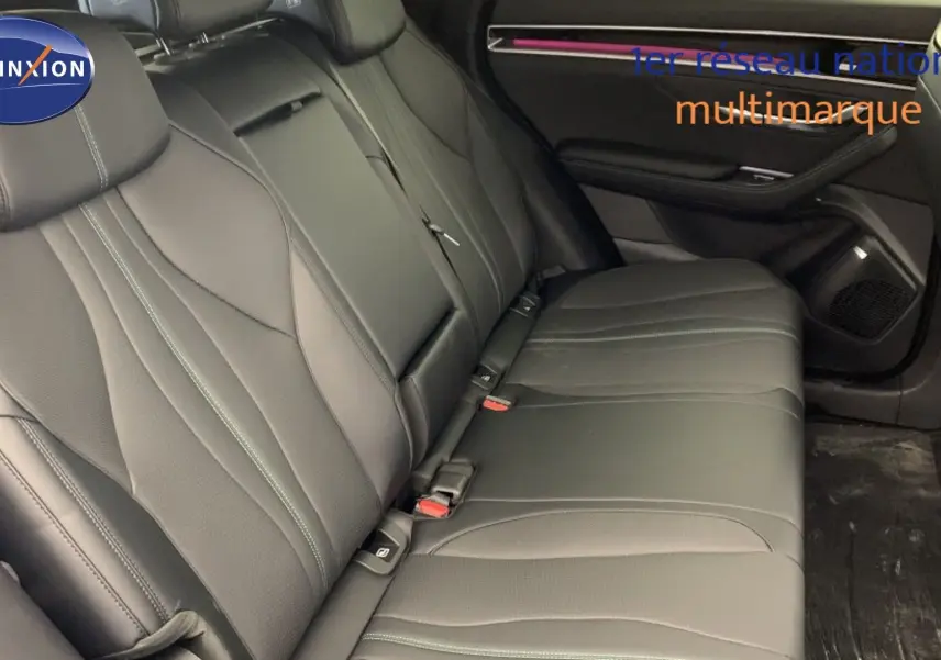 Vue intérieure du siège arrière en similicuir noir du BYD SEAL U 2025, avec coutures apparentes et accoudoir central.