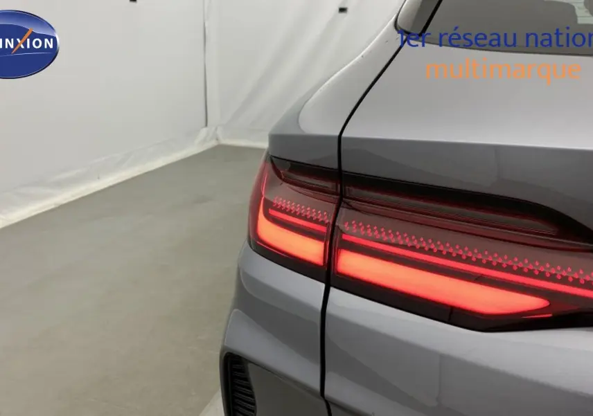 Gros plan sur le feu arrière droit allumé d’un BYD SEAL U Time Grey, soulignant la finition moderne du hayon.