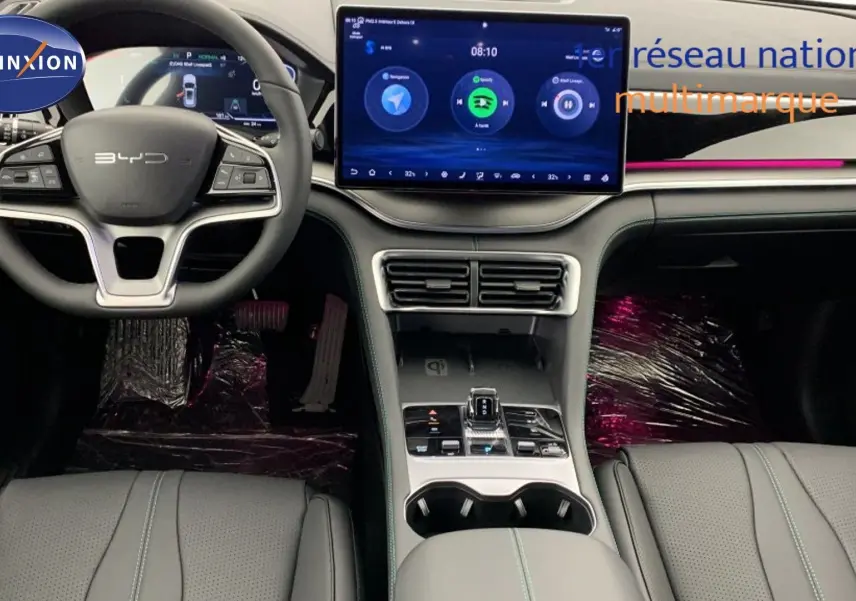 Vue intérieure avant du BYD SEAL U 2025 avec tableau de bord noir, écran tactile 15,6'' et volant multifonction.