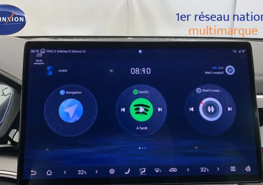 Vue intérieure centrée sur l'écran tactile rotatif 15,6'' du tableau de bord du BYD SEAL U gris Time Grey, version 2025.