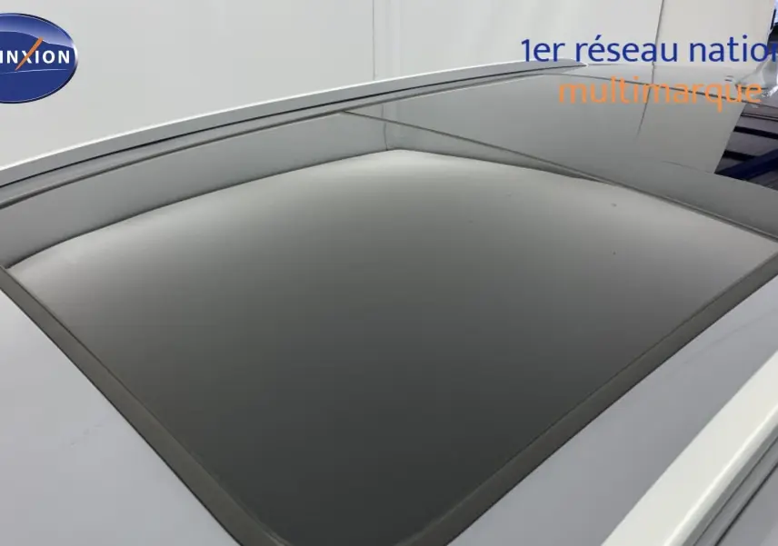 Toit ouvrant panoramique fermé vu de dessus sur BYD SEAL U Time Grey 2025 avec barres de toit aluminium