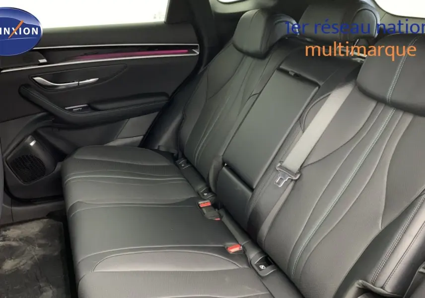 Vue intérieure des sièges arrière en similicuir noir du BYD SEAL U 2025, avec ceinture de sécurité grise.