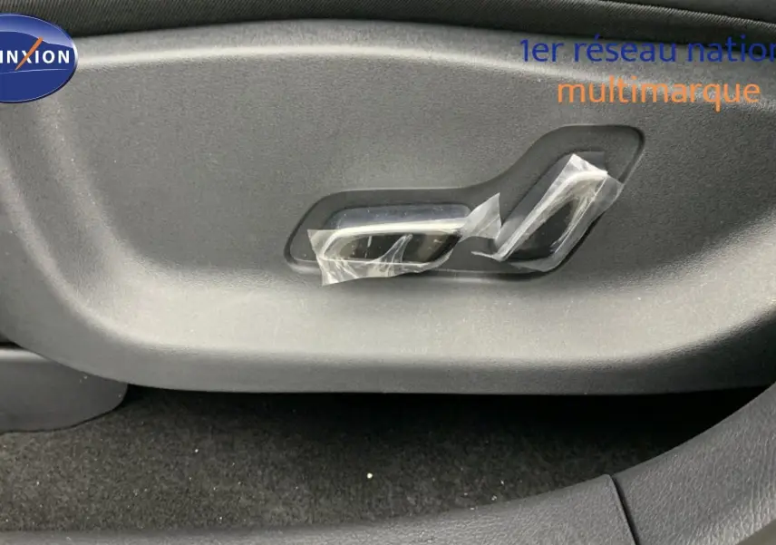 Gros plan sur les commandes électriques du siège conducteur du BYD SEAL U gris Time Grey, version 2025.