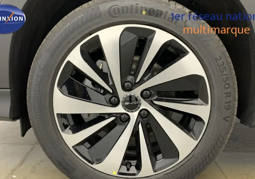 Gros plan sur la jante bicolore 19 pouces en alliage du BYD SEAL U Time Grey, avec pneu Continental.