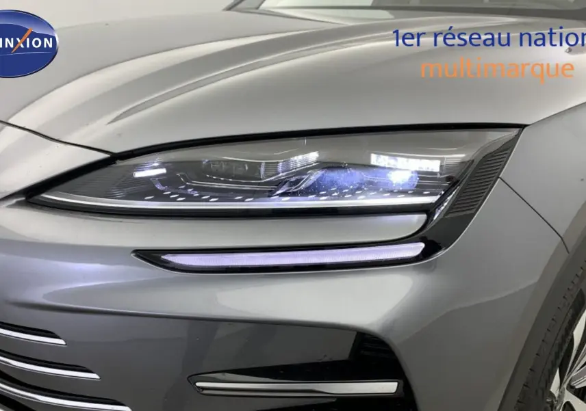 Gros plan sur le phare avant droit et la calandre d’un BYD SEAL U Time Grey, mettant en valeur ses lignes modernes.