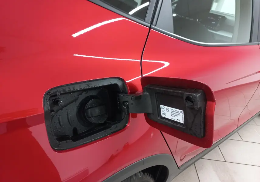 Gros plan sur la trappe à carburant côté gauche d’un SEAT Arona rouge Désir avec toit noir Minuit.