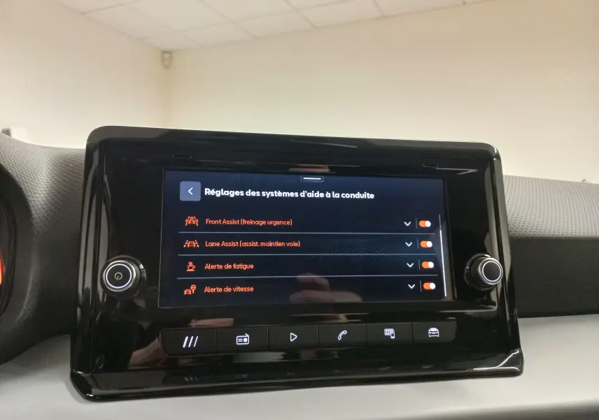 Écran tactile central du SEAT Arona 2025 affichant les réglages des aides à la conduite en intérieur véhicule.