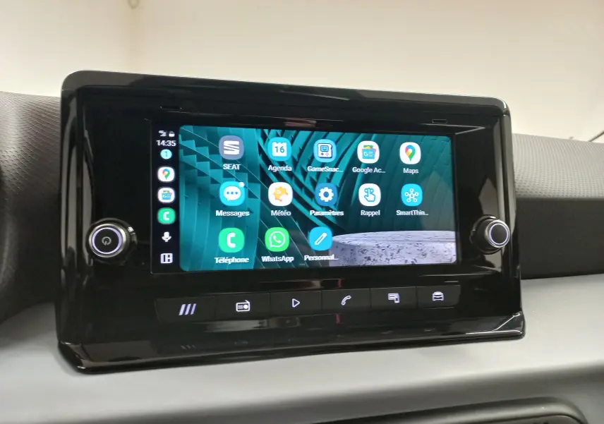 Écran tactile central du tableau de bord de la SEAT Arona 2025 affichant les applications connectées.