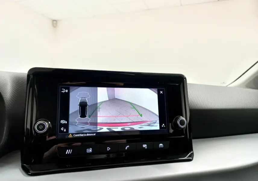 Écran tactile intérieur montrant la caméra de recul avec guidage dynamique dans un SEAT Arona 2025.