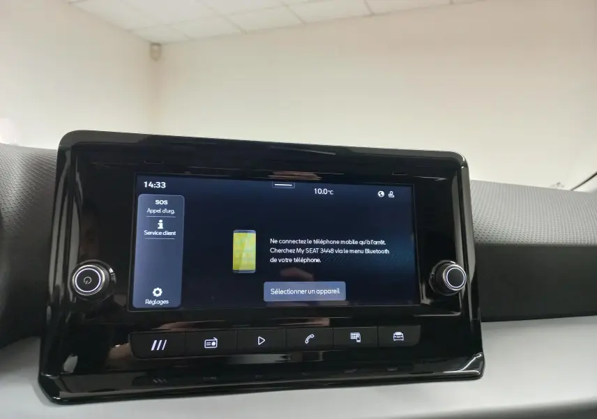 Écran tactile central du tableau de bord du SEAT Arona 2025 avec interface Bluetooth et commandes intégrées.