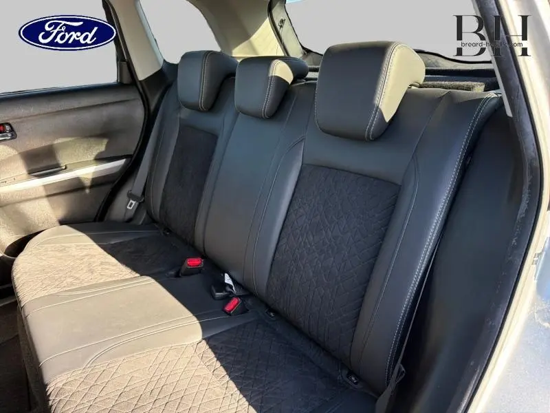 Vue intérieure des sièges arrière en suédine et cuir noir du Suzuki Vitara 1.4 Boosterjet Hybrid 2022, côté droit.