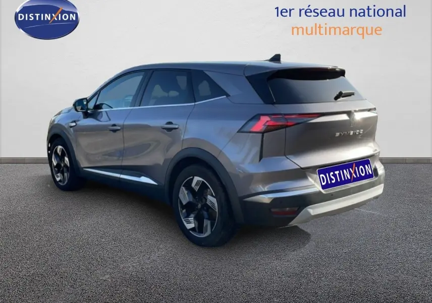 Vue 3/4 arrière droite d’un Renault Symbioz gris cassiopée métallisé avec feux LED et jantes alliage noires.