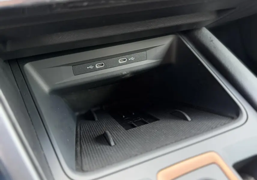 Gros plan sur la console centrale noire du CUPRA Formentor avec deux ports USB visibles en haut.
